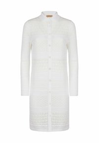 Vit långärmad cardigan med krage, som har strukturerade stickmönster och knäppning i fronten. Utmärkande geometrisk detaljering genom hela plagget.