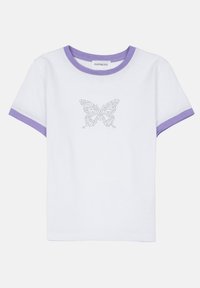 Camiseta de algodón blanca con mangas cortas, cuello y puños de canalé morados, que presenta un diseño de mariposa hecho de strass en la parte delantera.