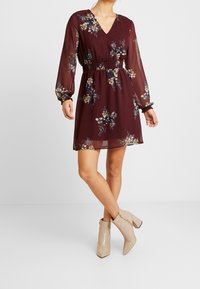 Vero Moda Vestido informal - dark red