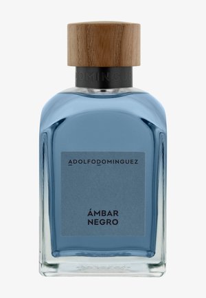 Flacon rectangulaire en verre pour parfum avec liquide bleu, bouchon en bois et étiquette mentionnant "ADOLFODOMINGUEZ ÁMBAR NEGRO."