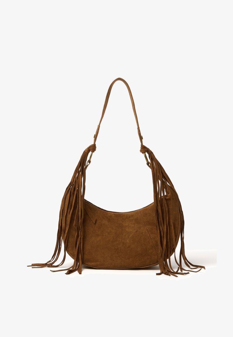 Sac à épaule en daim marron avec des franges longues. Forme courbée, sangle unique et minimal des coutures visibles sur la surface.