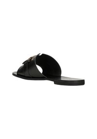 Zwarte leren slip-on sandaal met een open teen, een enkele band met een metalen accent en een platte zool voor comfort.