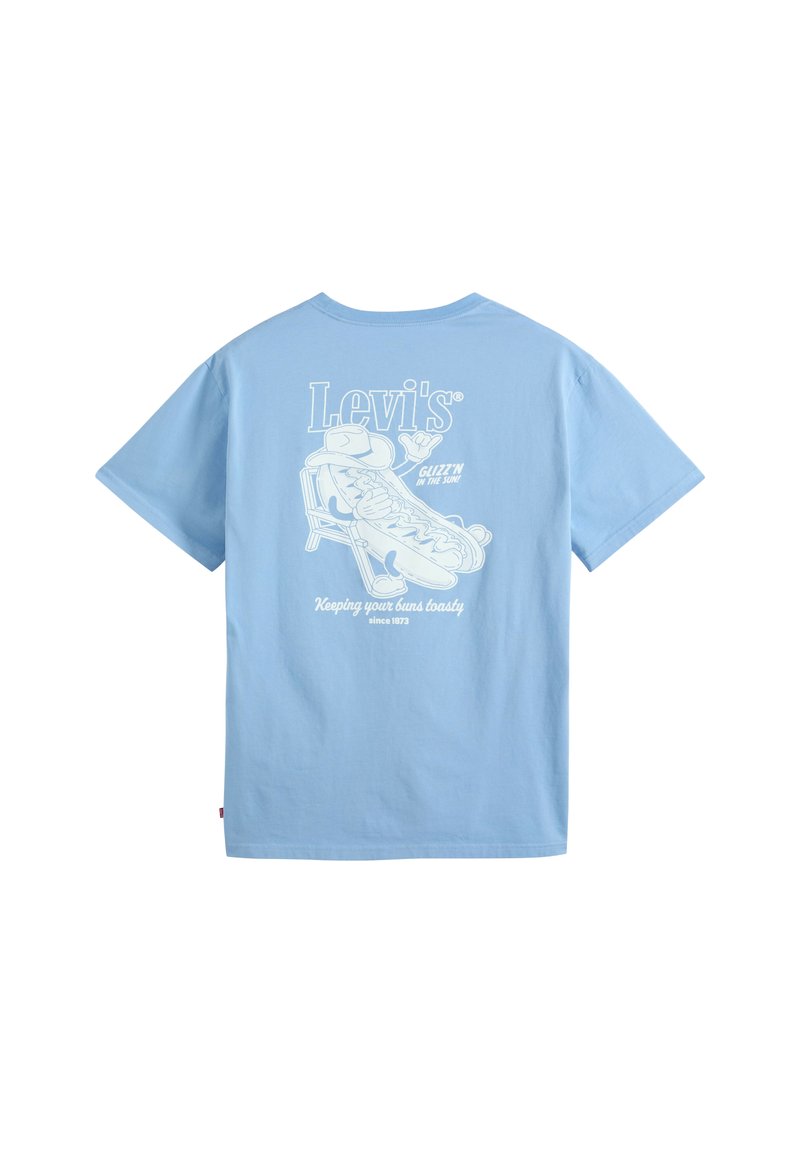 Hellblaues Levi’s T-Shirt mit einer weißen Grafik einer Hot-Dog-Figur, die auf einem Stuhl entspannt, und dem Text „Deine Brötchen seit 1873 warm halten.“
