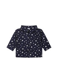 Granatowa koszula z długim rękawem, z kołnierzykiem, zdobiona białymi wzorami w gwiazdy, zapinana na guziki, o miękkiej fakturze materiału. Casualowy fason dla dzieci.