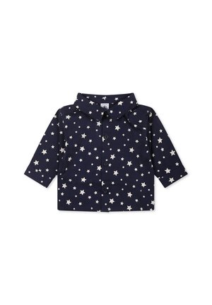 Camicia a maniche lunghe blu navy con colletto, caratterizzata da un motivo a stelle bianche, chiusura con bottoni e una consistenza del tessuto morbida. Design casual per bambini.