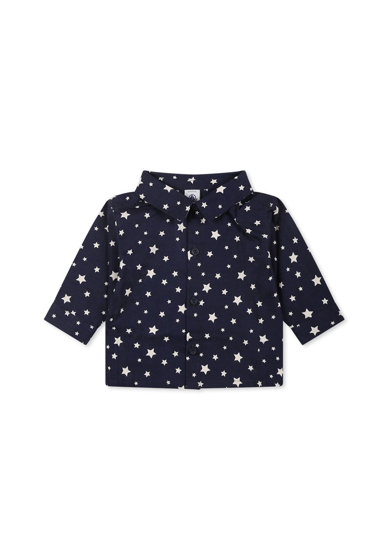 Granatowa koszula z długim rękawem, z kołnierzykiem, zdobiona białymi wzorami w gwiazdy, zapinana na guziki, o miękkiej fakturze materiału. Casualowy fason dla dzieci.