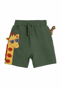 Groene shorts van zachte stof, met een giraffe-applicatie met een zonnebril en rode accenten, en een klein giraffe-detail op de achterkant.