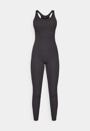 Czarny, dopasowany kombinezon na całej długości, z szerokimi ramiączkami i bezszwową fakturą, wykonany z elastycznego materiału dla komfortu.
