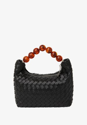 Černá tkaná kožená kabelka s kulatou rukojetí z jantarového korálku a stříbrným zipem. Kompaktní tvar s jemnou texturou.