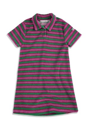 Robe polo à manches courtes avec rayures horizontales violettes et vertes, col, et logo sur la manche gauche, étalée à plat sur un fond blanc.