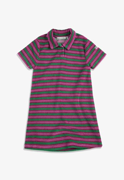 Robe polo à manches courtes avec rayures horizontales violettes et vertes, col, et logo sur la manche gauche, étalée à plat sur un fond blanc.