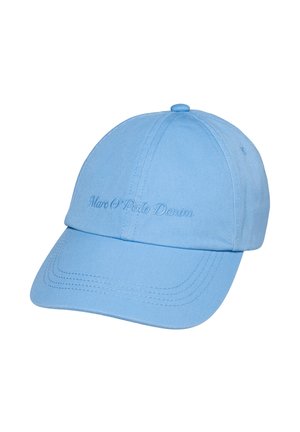 Jasnoniebieska czapka bejsbolowa z zakrzywionym daszkiem i wyhaftowanym napisem "Marc O' Polo Denim" z przodu.