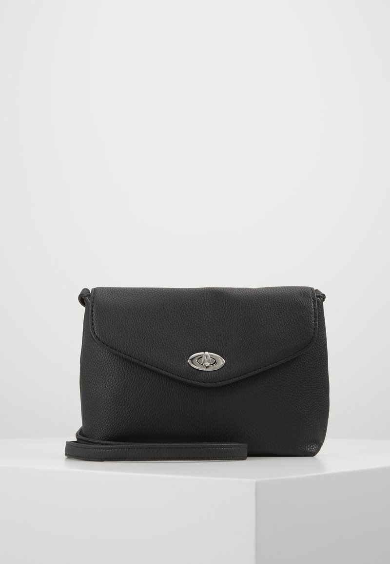 Svart läder crossbody-väska med en texturerad yta, magnetisk flikstängning och detaljer i silver. Kompakt design med justerbar rem.