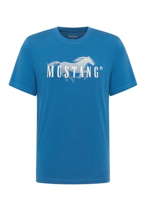 Maglietta blu a maniche corte con grafica bianca di un cavallo al galoppo e la scritta "MUSTANG" sul petto.