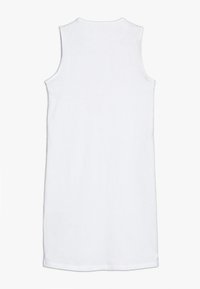 Biała sukienka bez rękawów wykonana z bawełny, z okrągłym dekoltem, prostą sylwetką i linią dolną sięgającą powyżej kolana.