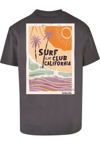 Grå t-shirt med et farverigt grafisk print af palmer, bølger og teksten "SURF CLUB CALIFORNIA" i fede bogstaver.