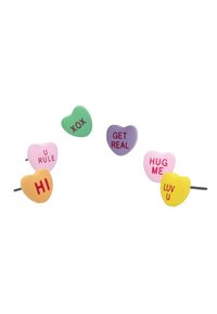 Bunte, herzförmige Haarklammern aus Kunststoff in verschiedenen Pastellfarben, jede mit unterschiedlichen Phrasen in kontrastierendem roten Text.