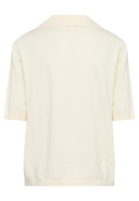 Chemise tricotée à manches courtes de couleur crème avec un large col et des ourlets côtelés aux manches et au bas.