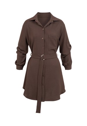Brun kjole med lange ermer, knappelukking foran, brystlomme, krage og matchende belte med sølvspenne.