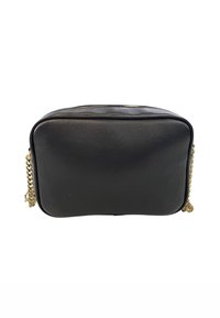 Borsa a tracolla nera in pelle con forma rettangolare, tracolla in catena dorata e chiusura con zip. Superficie testurizzata con finitura liscia.