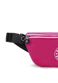 Roze heuptas met een soepele textuur, witte rits en een zwarte verstelbare riem; beschikt over een rond logo-detail en een veilige sluiting met een gesp.
