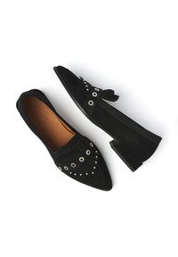Zwarte suède schoenen met puntige neuzen, decoratieve franjes, zilveren ogen en een lage blokhak. Soepele binnenvoering.