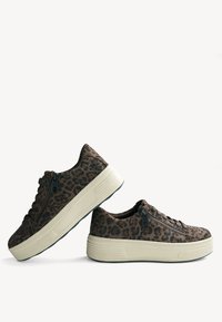 Leopardenmuster-Sneaker mit einer hellen, strukturierten Sohle, seitlichen Reißverschlüssen, dunklen Schnürsenkeln und einem abgerundeten Zehendesign.