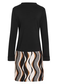 Svart långärmad klänning med ett strukturerat vågmönster i nyanser av orange, svart och vitt på den nedre halvan; slätt övermaterial.