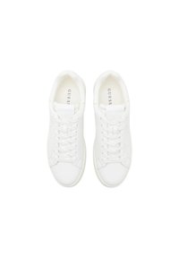 Sneaker bianche in pelle con una superficie liscia, punta rotonda, lacci piatti e branding discreto sulla linguetta e sull'intersuola. Design classico a bassa altura.