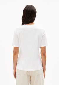 Witte katoenen t-shirt met korte mouwen en een ronde hals, met een gladde textuur en een relaxed fit, van achteren getoond.