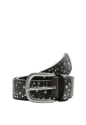 Ceinture en cuir noir avec des clous argentés en forme d’étoile et de cercle et une boucle métallique argentée, roulée et positionnée sur fond blanc.
