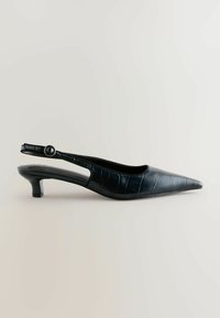Musta slingback-korkokenkä, jossa on terävä kärki ja krokotiilinpintainen tekstuuri, neutraalia taustaa vasten.