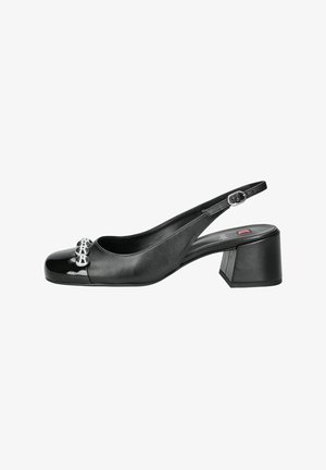 Zapato slingback de cuero negro con punta redondeada, acabado brillante y tacón cuadrado; presenta esferas metálicas de acento en la punta.