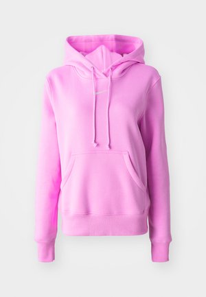 Rosa hettegenser laget av myk stoff med en frontlomme, snorer ved halsen og en liten logo på brystet.