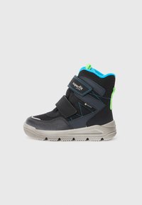 Schwarze und graue Kinderwanderstiefel mit zwei verstellbaren Klettverschlussriemen, blauen Akzenten, strukturiertem Stoff und einer robusten grauen Sohle.