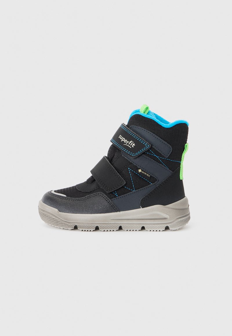 Schwarze und graue Kinderwanderstiefel mit zwei verstellbaren Klettverschlussriemen, blauen Akzenten, strukturiertem Stoff und einer robusten grauen Sohle.