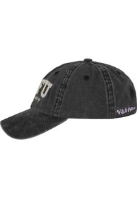 Fekete farmer baseball sapka ívelt vízszintes viharral, fehér betűkkel "FU" felirattal az elején és lila "Pica Pica" felirattal az oldalán.