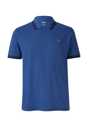 Blauwe polo shirt van katoen, met een kraag, twee knopen en marineblauwe afwerking op de kraag en mouwen. Logo op de borst.