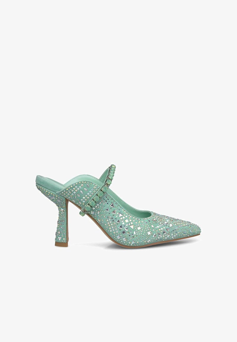 Scarpa con tacco alto color verde menta, tipo slingback, con punta affusolata, decorata con motivi a intaglio e strass decorativi, dotata di una sottile cinturino alla caviglia.