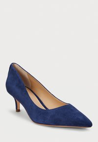 Mornarsko modra suede pumps s koničastim nosom in nizko peto. Imajo gladko notranjo podlogo in brezšivno zasnovo brez vidnih delov.