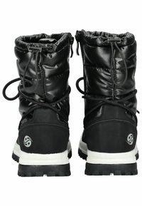 Bottes d'hiver noires rembourrées avec une texture brillante, fermeture à cordon élastique et semelle robuste. Présente un logo sur le côté et un matériau imperméable.