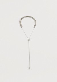 Sølvfarvet halskæde med to forskellige kædestilarter forbundet af en glidende lås med to hængende kædeender på en neutral baggrund.