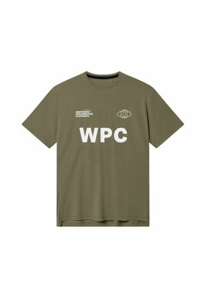 Effen olijfgroene korte mouw T-shirt met witte WPC letters en kleine tekst op de voorkant met de tekst World Padel Club & Clothing Co.
