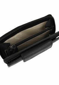 Portafoglio in pelle nera con chiusura a zip, caratterizzato da un esterno traforato, molteplici scomparti e un interno beige liscio con motivo a logo.