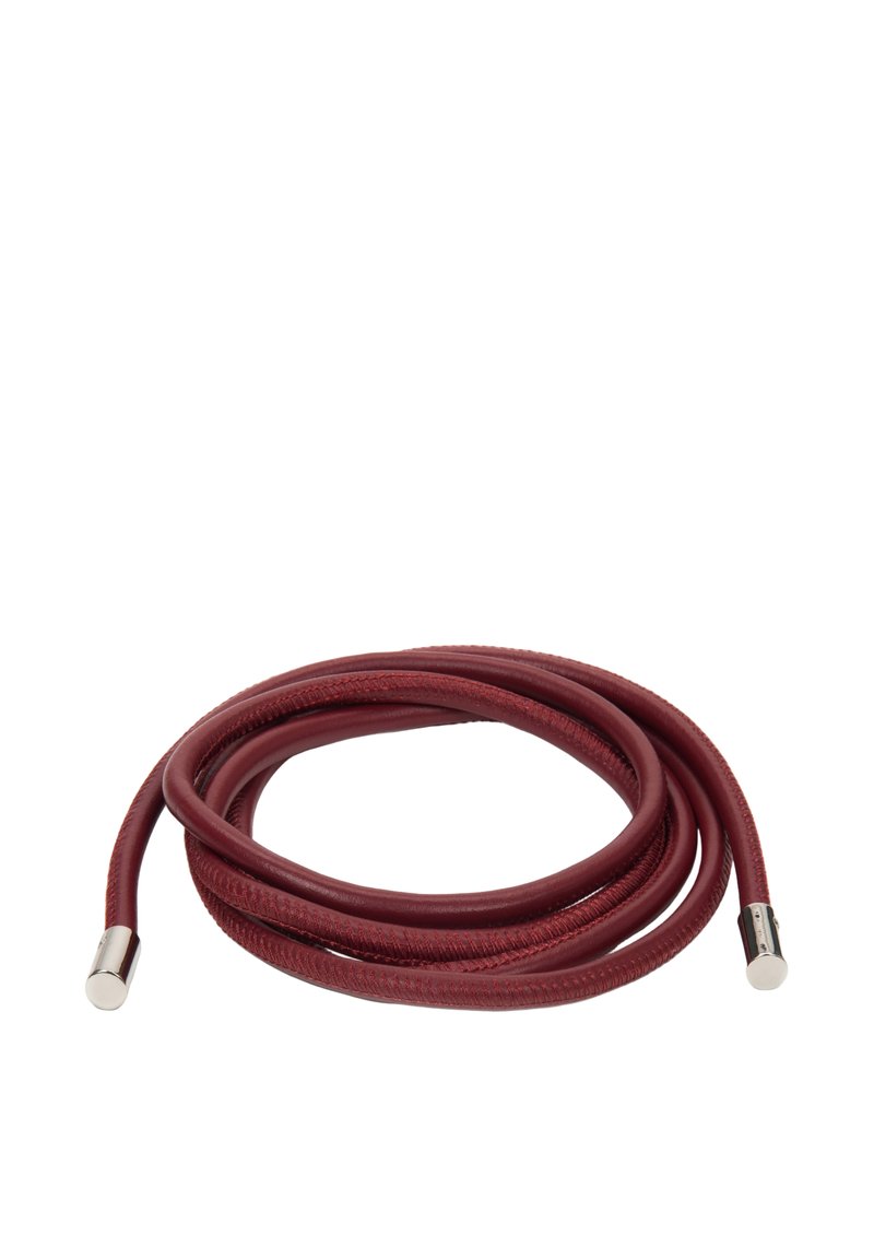 Burgundský pletený nabíjecí kabel s hladkým povrchem, se zlacenými koncovkami. Návitný design pro snadné uložení a přenos.