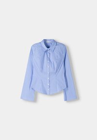 Niebieska koszula w paski z długimi rękawami, zakończona spiczastym kołnierzykiem i zaokrąglonym dołem. Wykonana z gładkiego materiału z zapięciem na guziki z przodu.