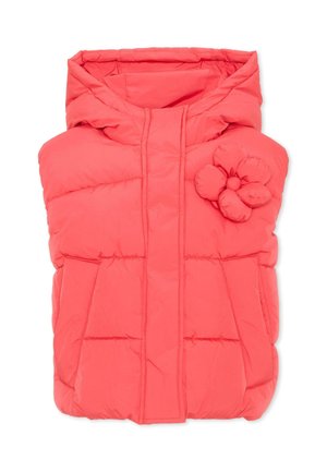 Koraalroze gewatteerd mouwloos gilet met capuchon, met een stoffen bloemversiering aan de bovenlinkerkant en voorzakken.
