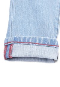 Aivan siniset farkut, joiden lahje on cuffattu ja varustettu punaisella koristetikkauksella, puhtaalla helman viimeistelyllä ja näkyvällä kankaan pinnalla.