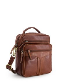 Sac en cuir marron avec une surface texturée, deux poches avant zippées, une ansse supérieure et une bandoulière réglable. Forme compacte et carrée.