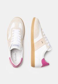 Weiße und beige Sneakers aus Wildleder und Leder, mit rosa Akzenten, runder Zehenpartie, flacher Sohle und kontrastierenden Nahtdetails.